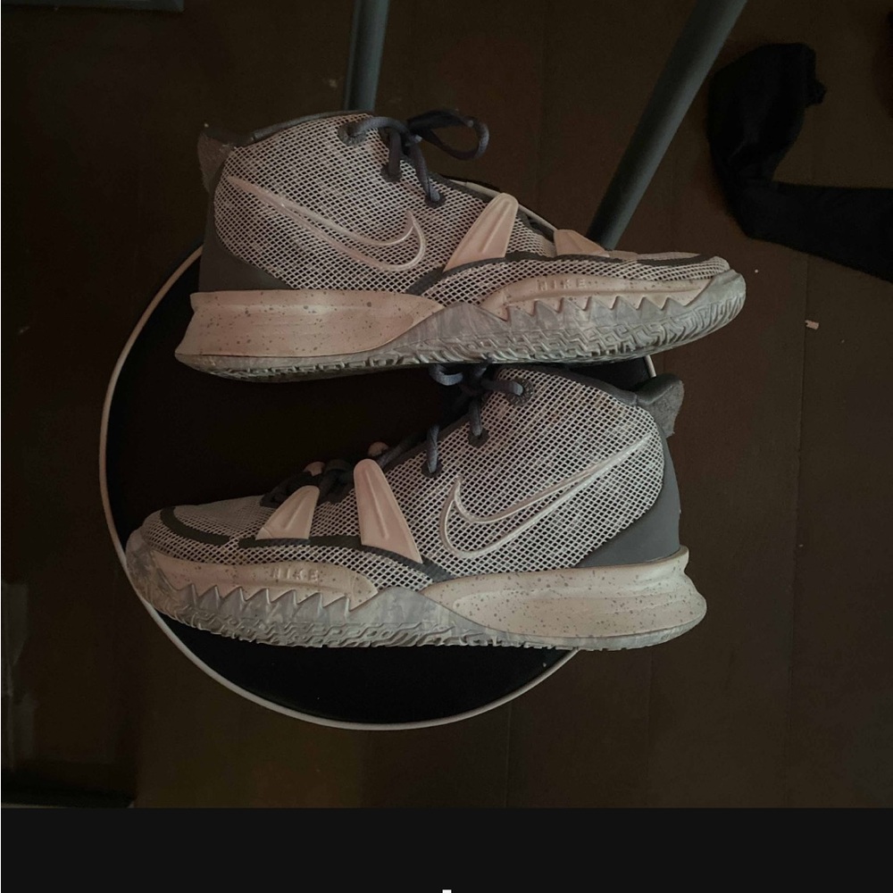 Kyrie 7, size 8.5, in great condition lightly used